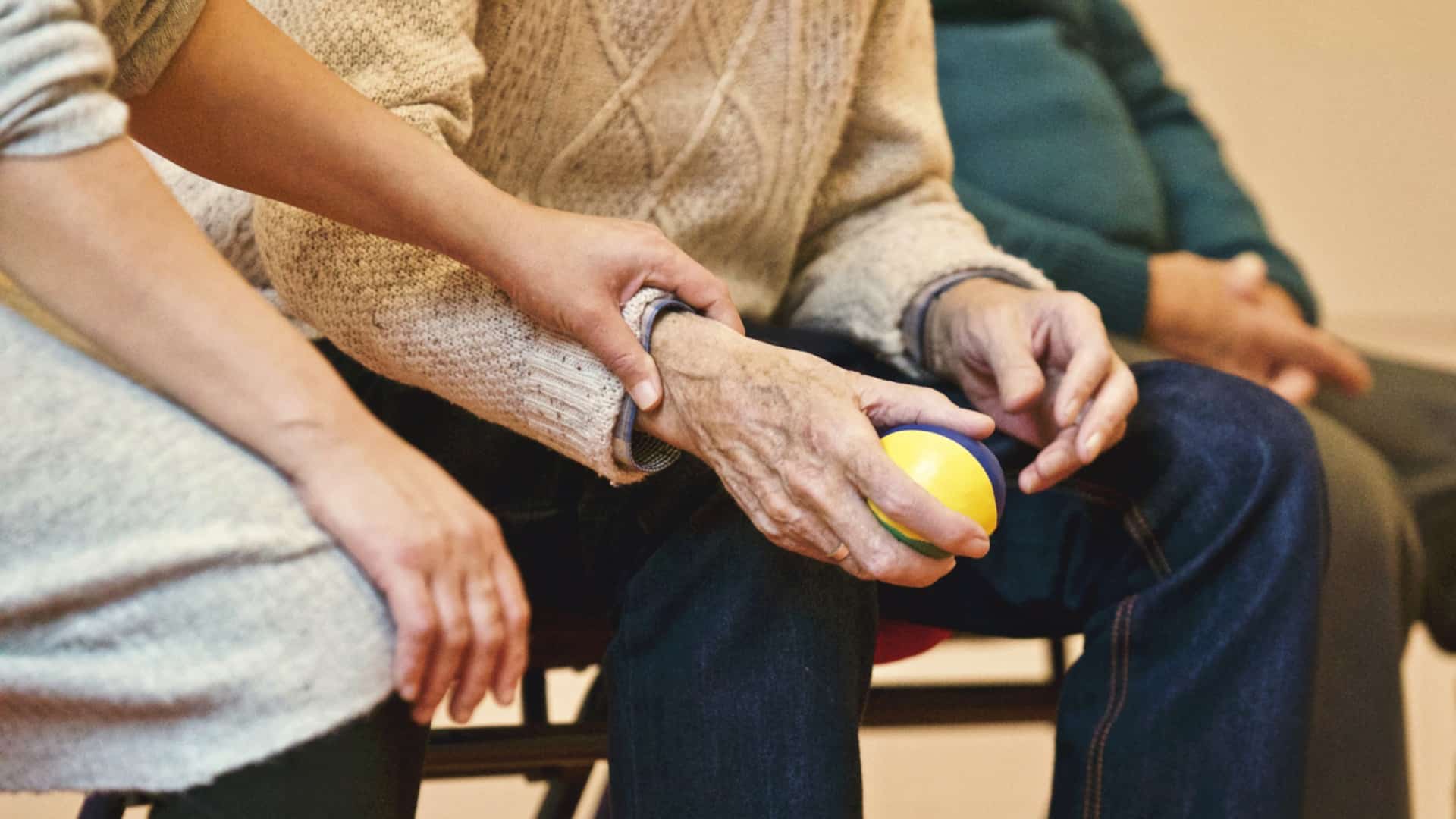 גמלאי שכונת חרוזים חוששים מסגירת המועדון, צילום אילוסטרציה