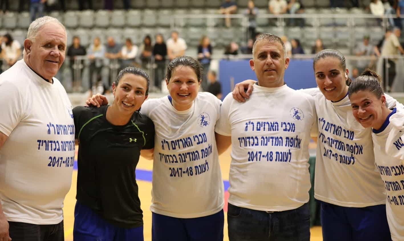 בתמונה מימין: לירון נימני, אושרי כהן, ניב וינטרוב, שני לוינקינד, שיר וקרט, קובי הרלינג, צילום: באדיבות מכבי ארזים רמת גן