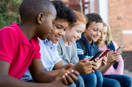 האם יאסר שימוש בטלפונים בבתי הספר
