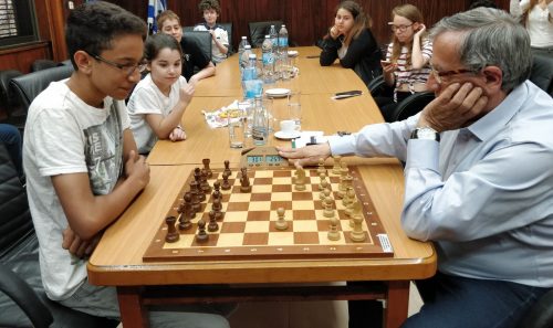 ראש עיריית רמת-גן במשחק שחמט מול אורי כוכבי