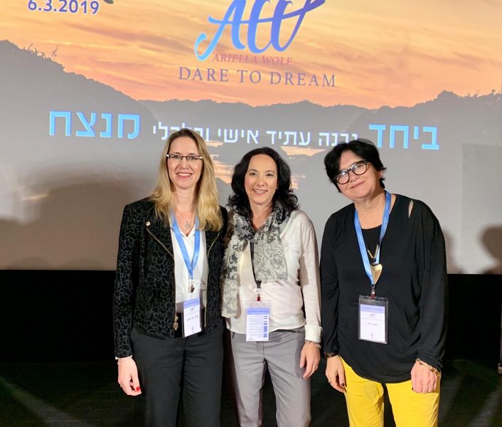 בתמונה משמאל לימין: חנה רדו, עו"ד אריאלה וולף ועו"ד חיה מנע.