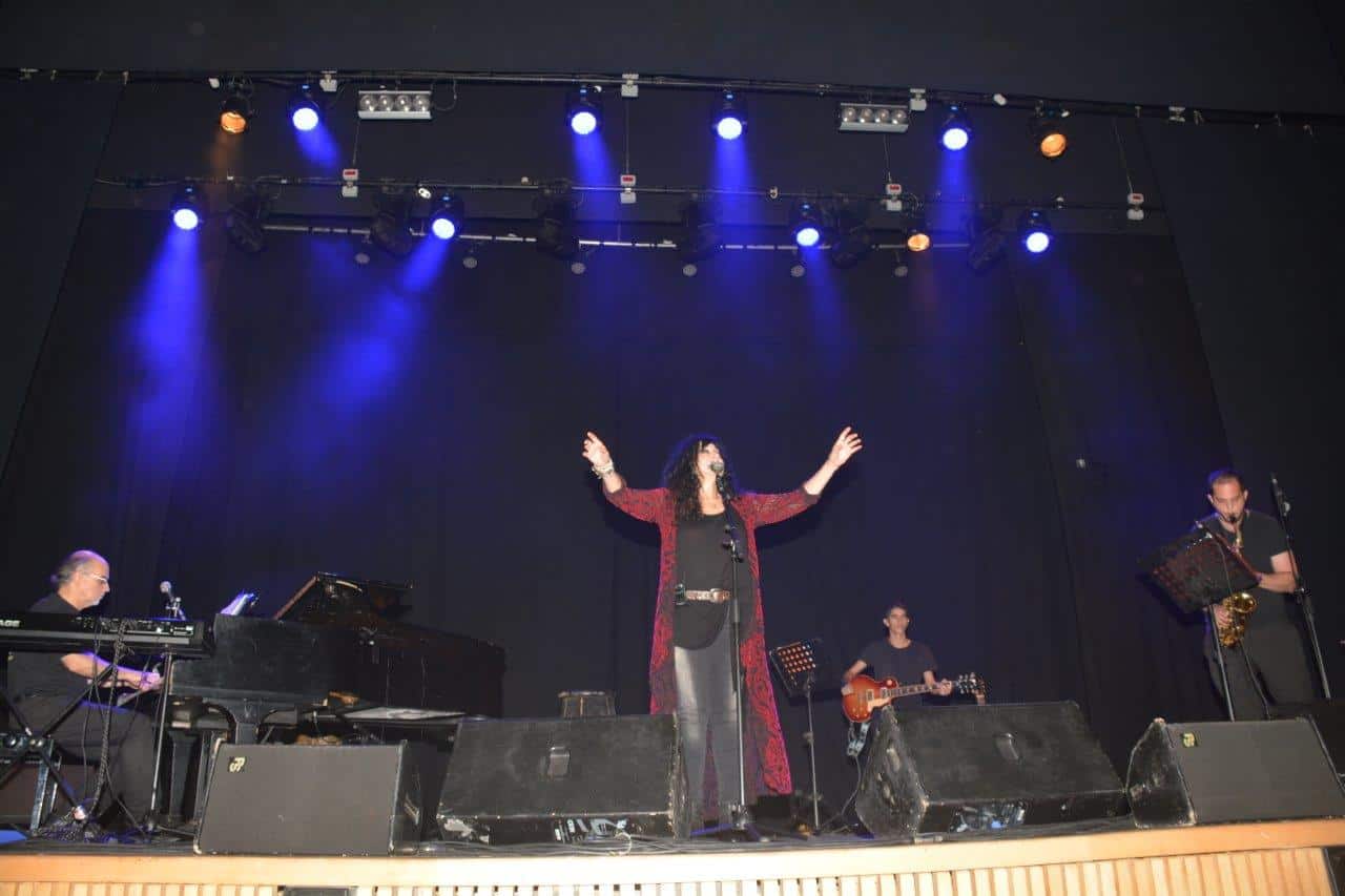 שלומית אהרון בהופעה