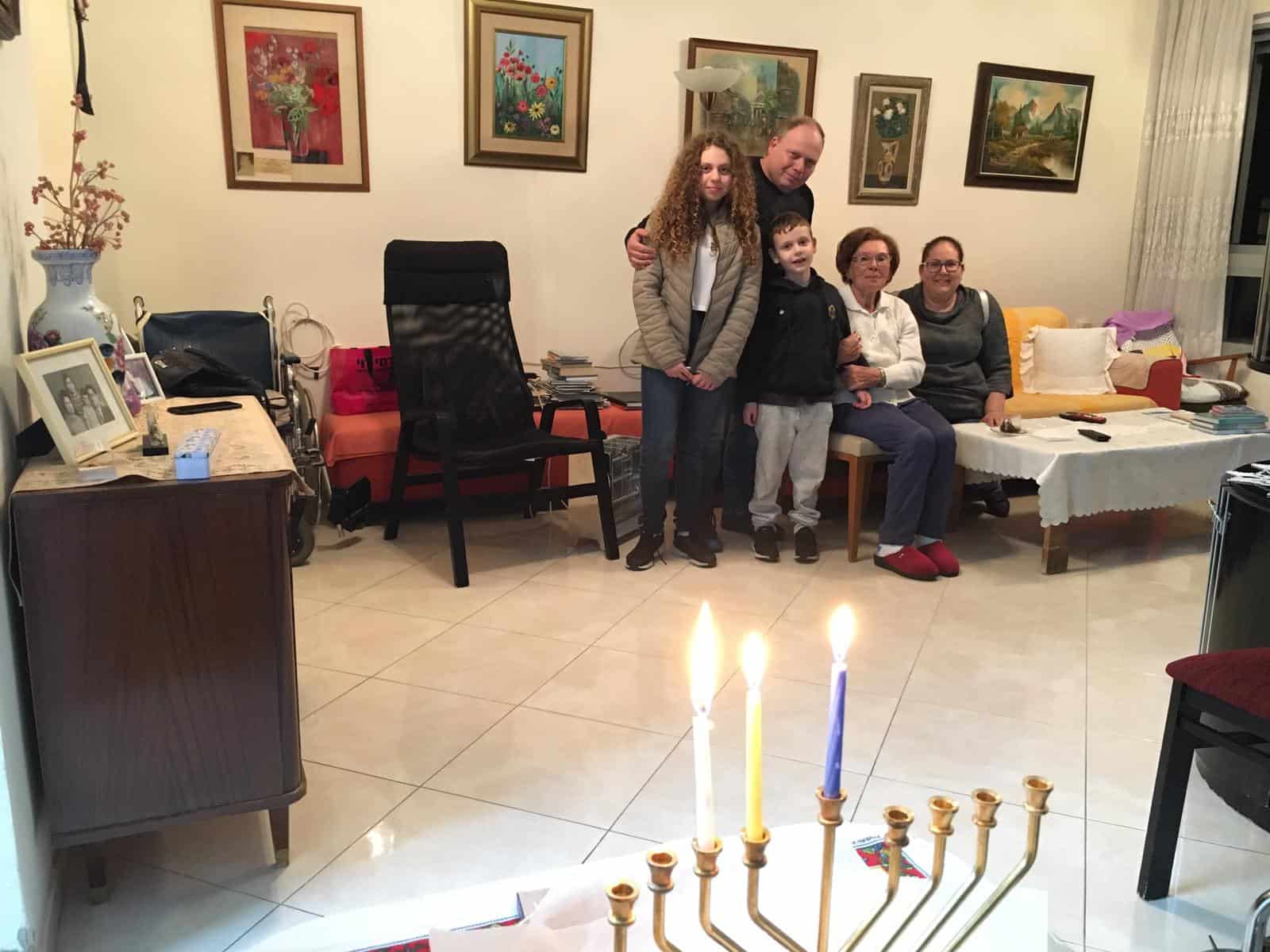 משפחת שוברט מדליקה נרות