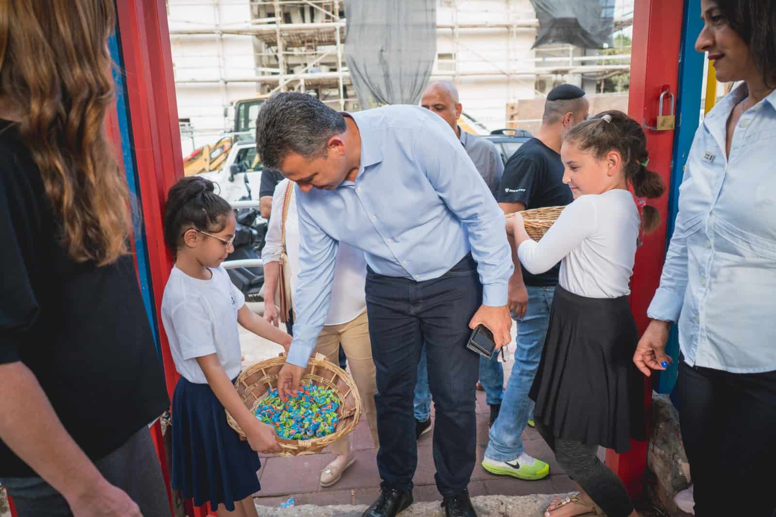 ראש העירייה עם התלמידים. צילום עירייה