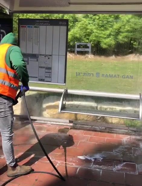 חיטוי תחנות האוטובוס ברמת גן. צילום: עיריית רמת גן