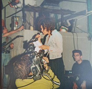 ליזה מקריאה שירים פרי עטה. צילום: נטלי פורטי