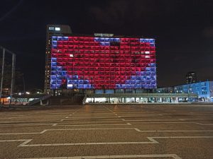 עיריית תל אביב במסר לתושבי בני ברק. צילום: נטלי פורטי