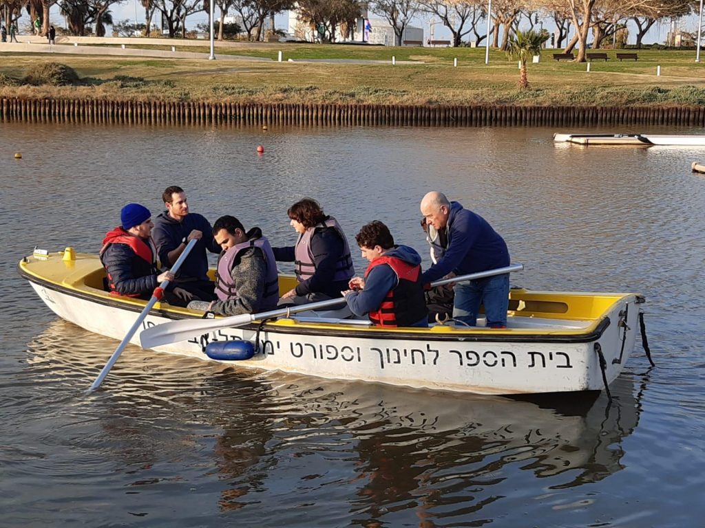 גדי – החברים של גדי בחתירה. צילום- ליאורה שטיינברג