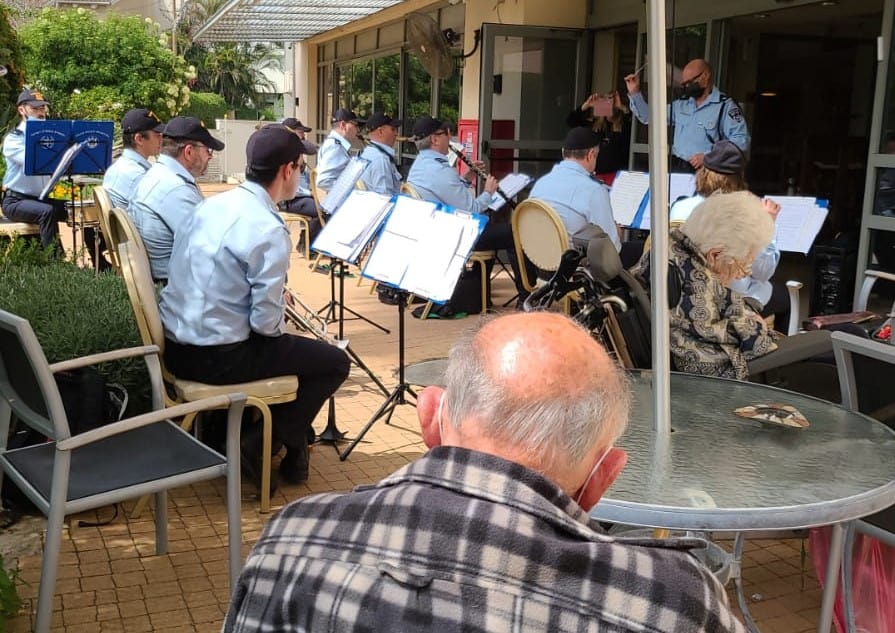 תזמורת המשטרה בבית אבות (צילום דוברות המשטרה)