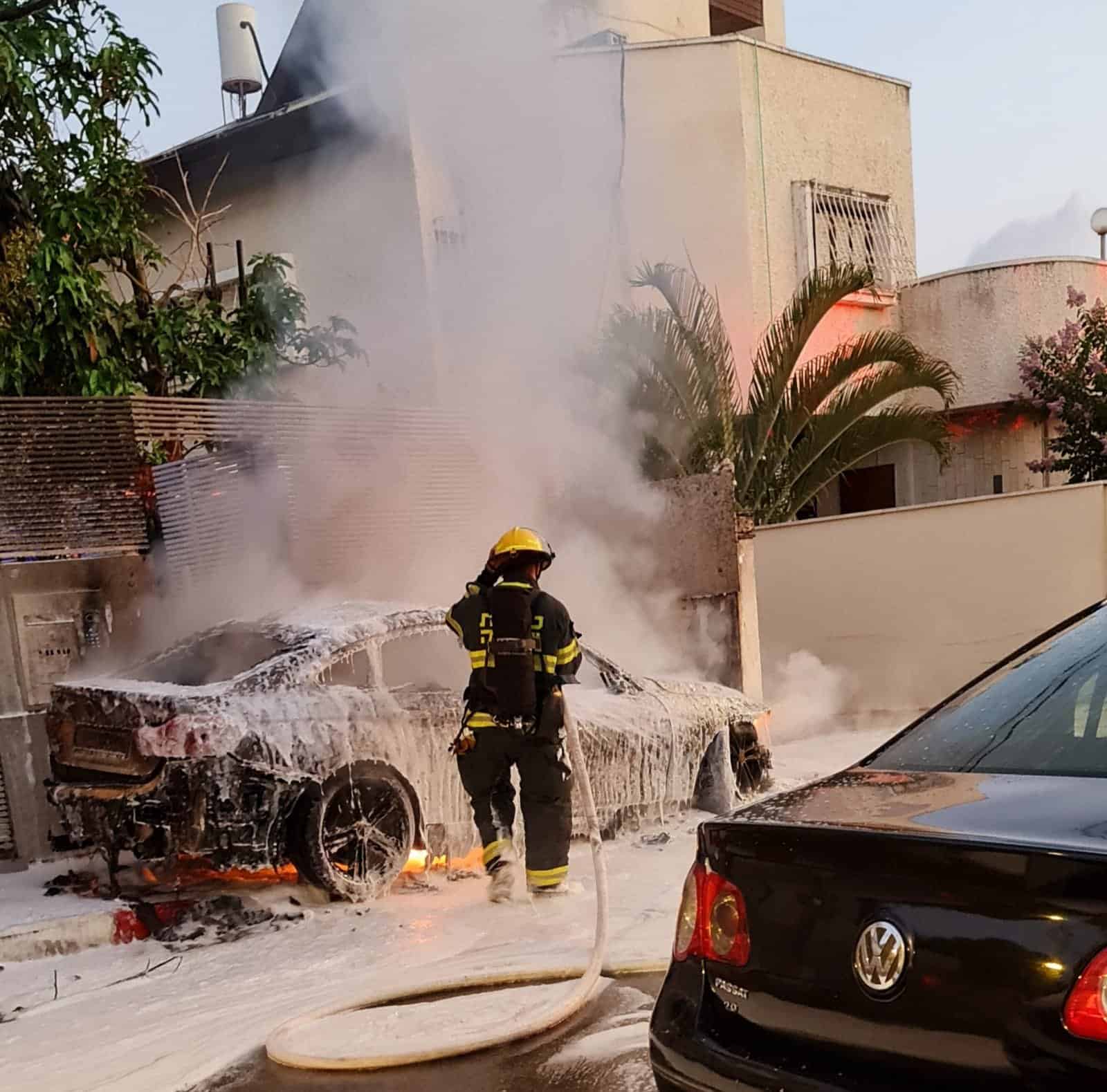 שריפה בקריית קריניצי. צילום: דוברות כיבוי אש