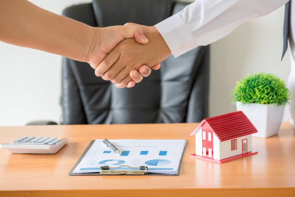 ביי פוסט? קרדיט FREEPIK hands-agent-client-shaking-hands-after-signed-contract-buy-new-apartment