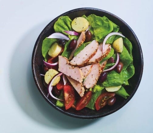 יח"צ יוניק עוף טוב סלט קיצי עם רצועות פסטרמה מקסיקנית. צילום ארז בן שחר