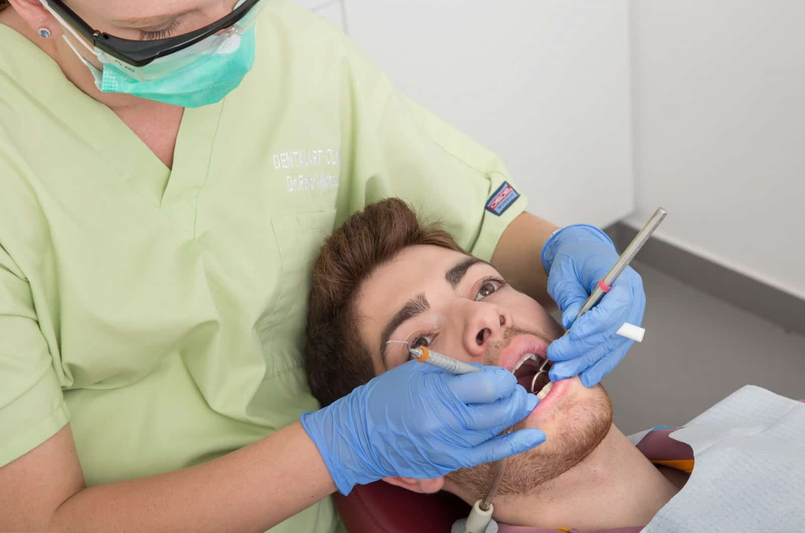 מרפאת Dental Art Clinic – הסרת אבנית עמוקה. צילום M-Studio Group E.Stern & O.Ster