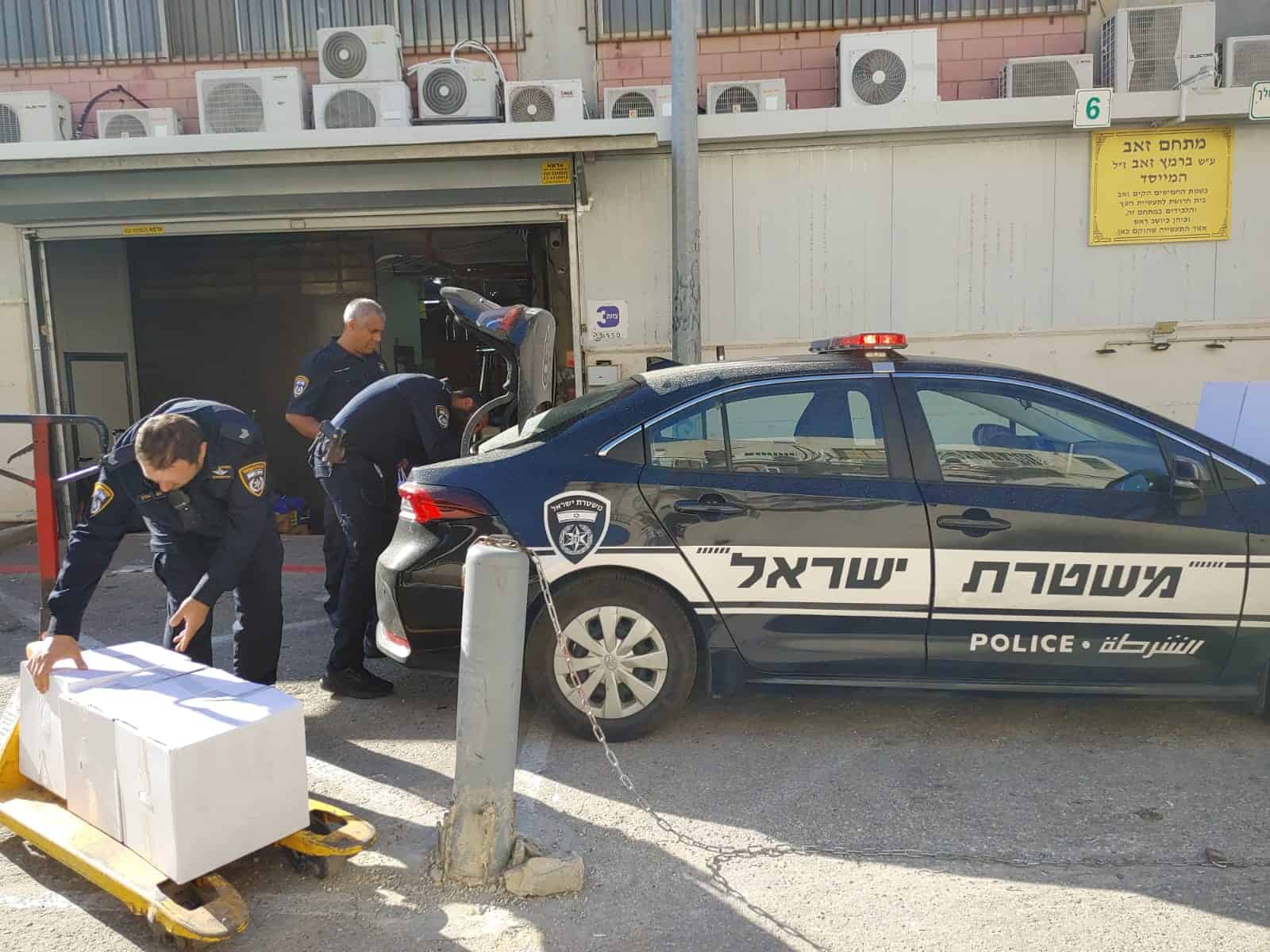 שוטרי נקודת הבורסה ברמת גן למען הקהילה לרגל חג הפסח. צילום: דוברות המשטרה