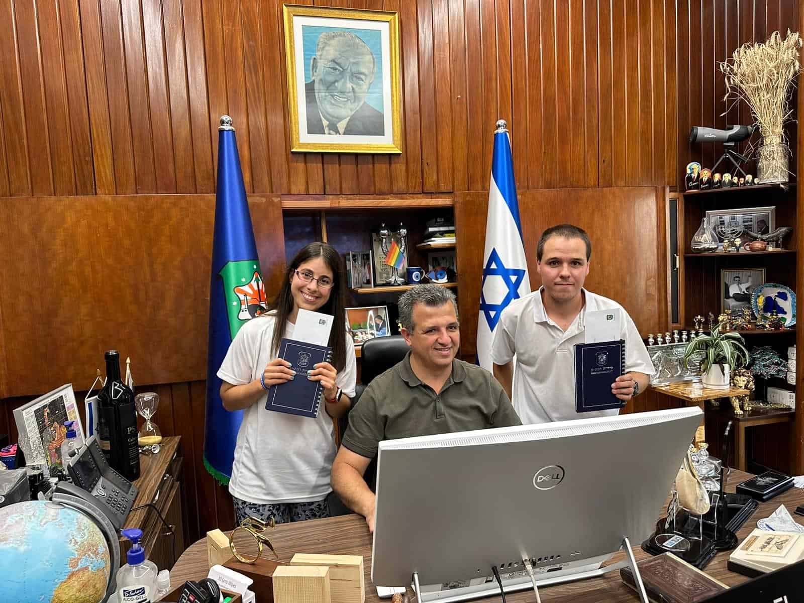 פלא ונדב עם ראש עיריית רמת גן. צילום: עיריית רמת גן
