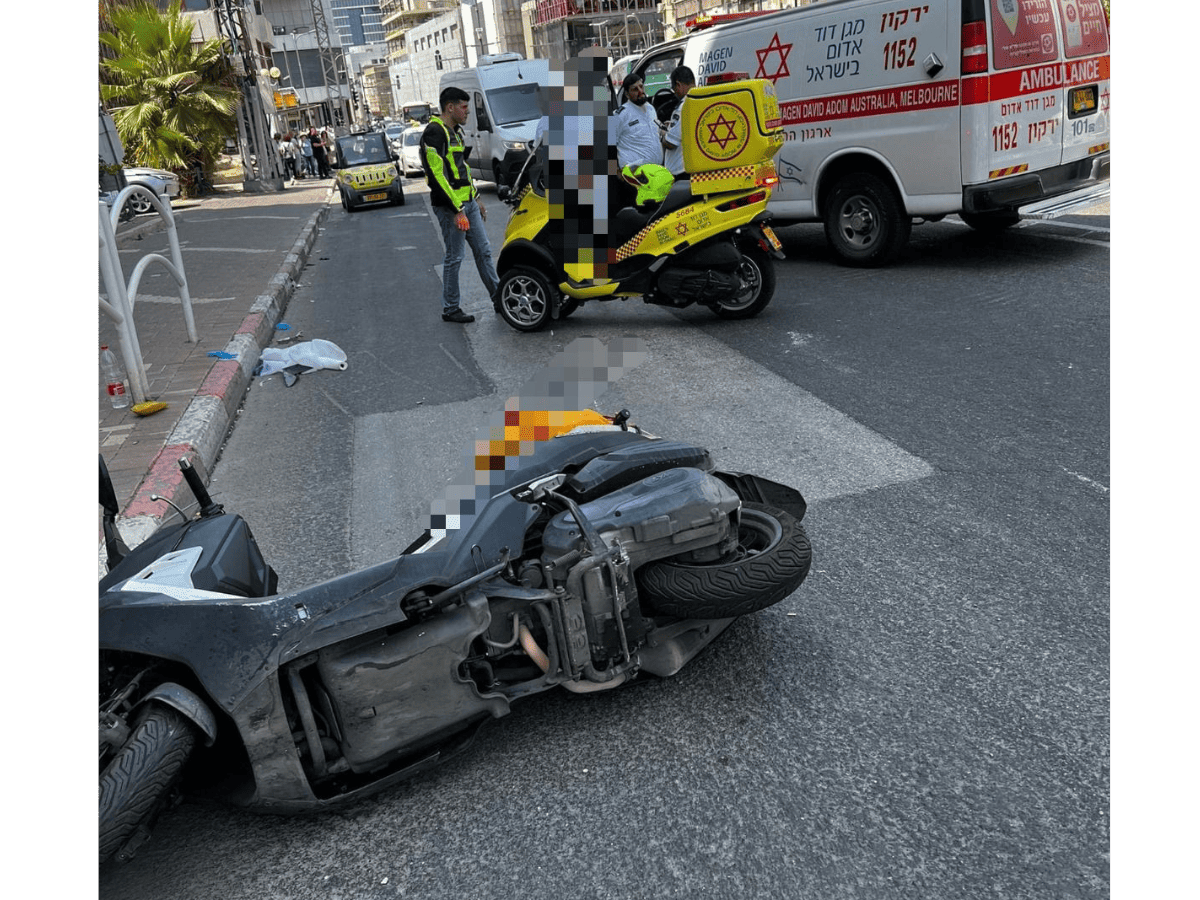 הולכת רגל נפגעה מאופנוע. צילום: דוברות מד”א