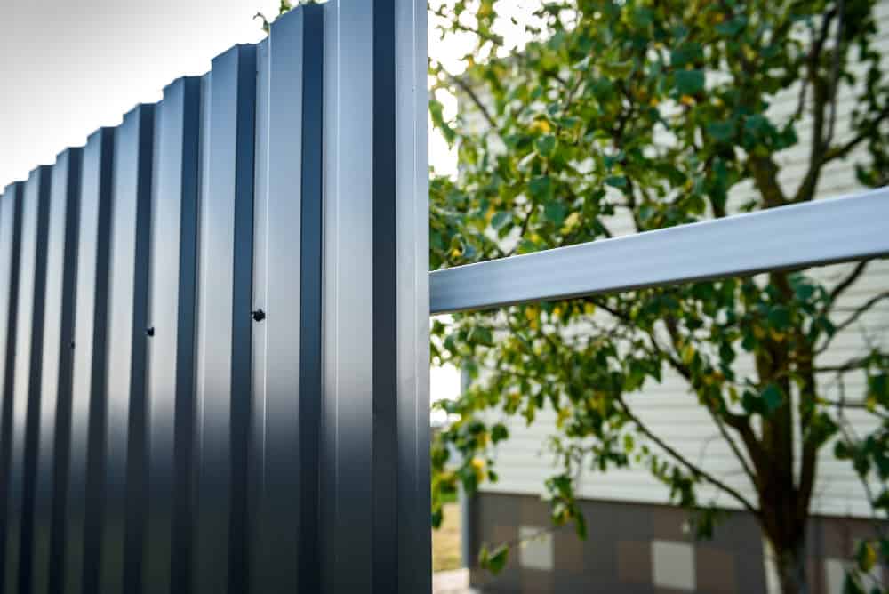 ביי פוסט צילום Freepikinstallation-gray-fence-from-metal-profile