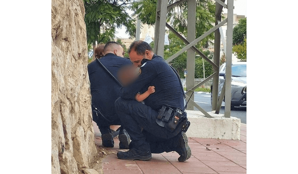 רמת גן: אם וילדיה נקלעו לאזעקה ברחוב – השוטרים נרתמו לעזרתם. צילום: דוברות המשטרה