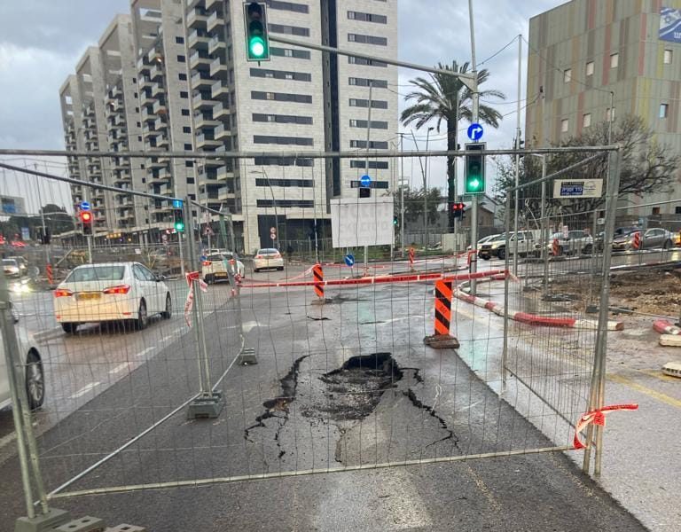 בור נפער בכביש בדרך שיבא רמת גן. צילום: דוברות המשטרה