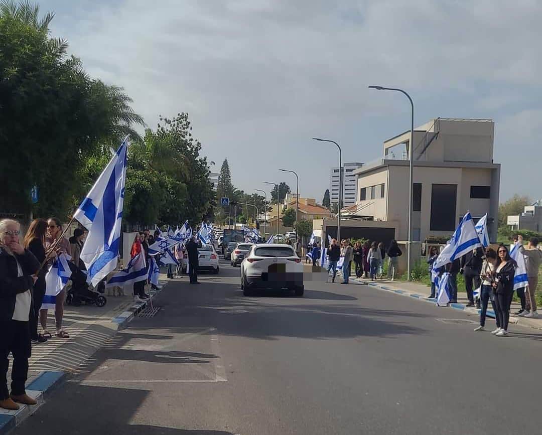 מרגש: עשרות תושבי רמת גן חלקו כבוד אחרון לרס”מ עקיבא יסינסקי ז”ל. צילום באדיבות התושבים