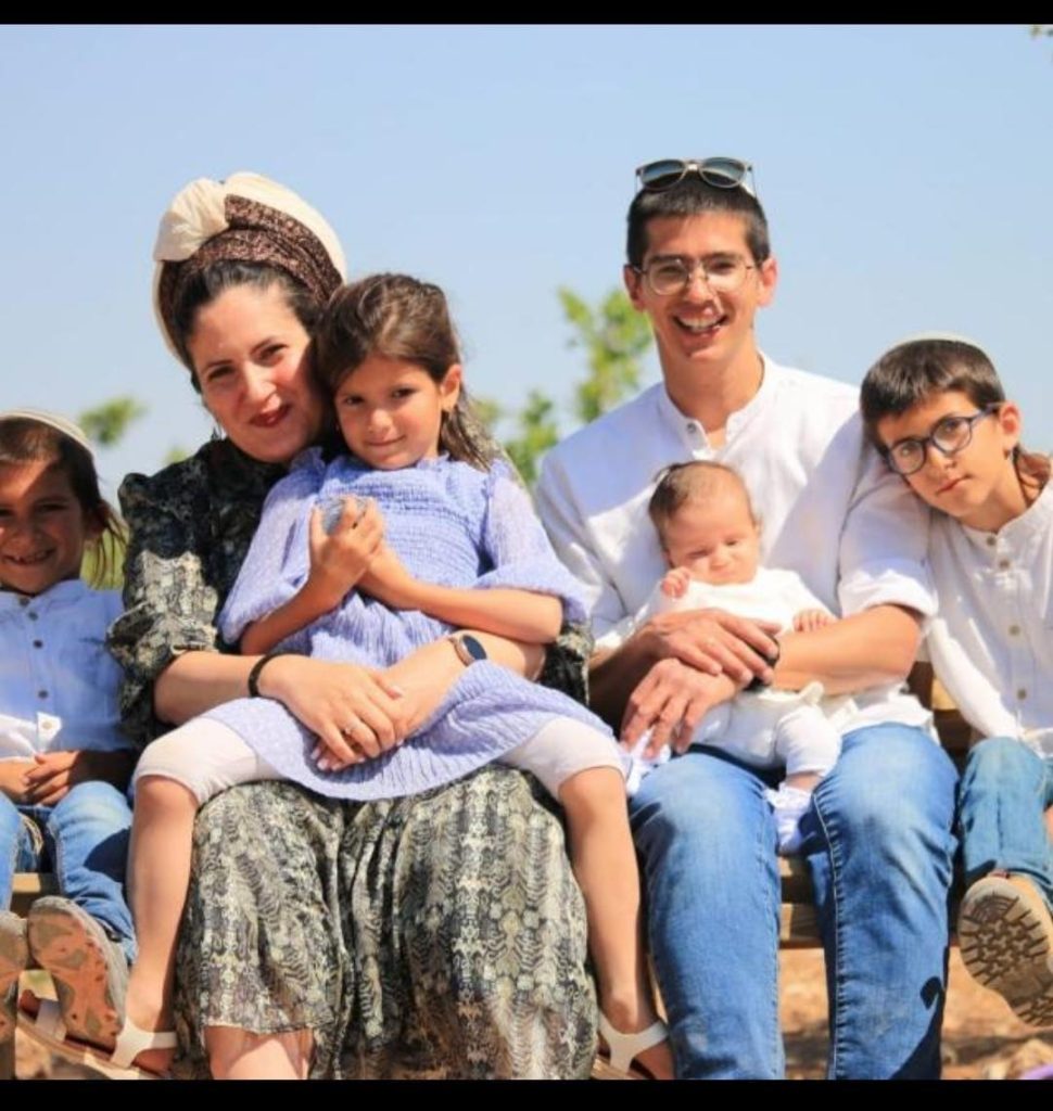 אלקנה ויזל ז”ל עם משפחתו. צילום באדיבות המשפחה