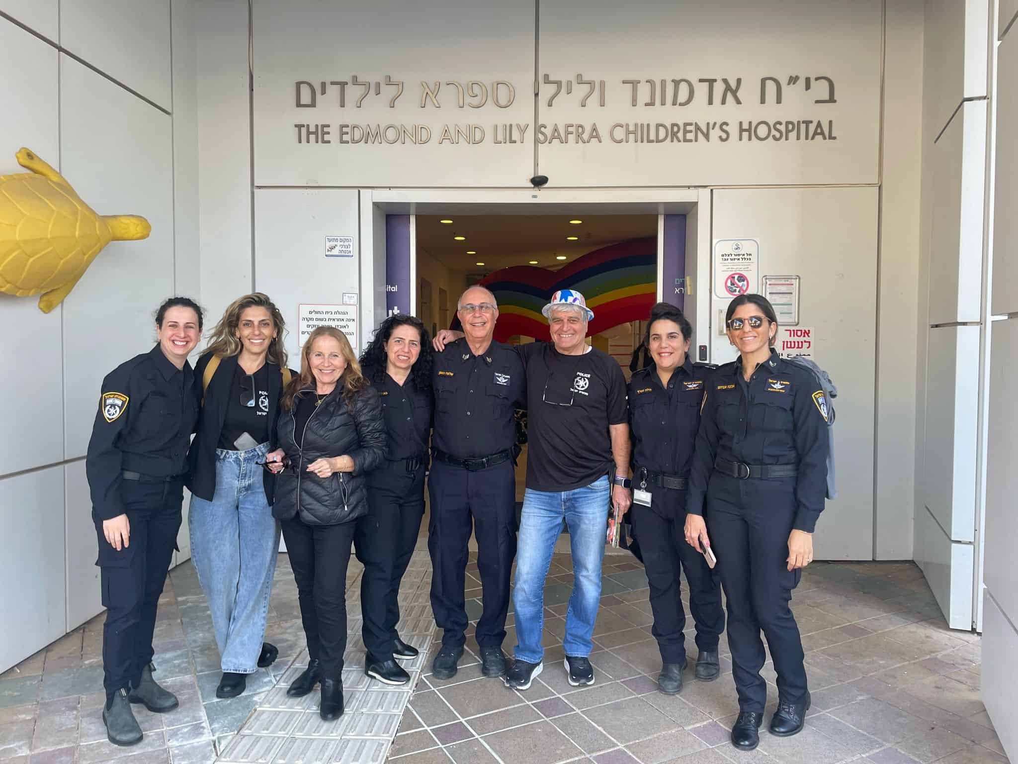 שוטרי משטרת ישראל ערכו פעילות למען הקהילה במרכז הרפואי שיבא. צילום: דוברות המשטרה