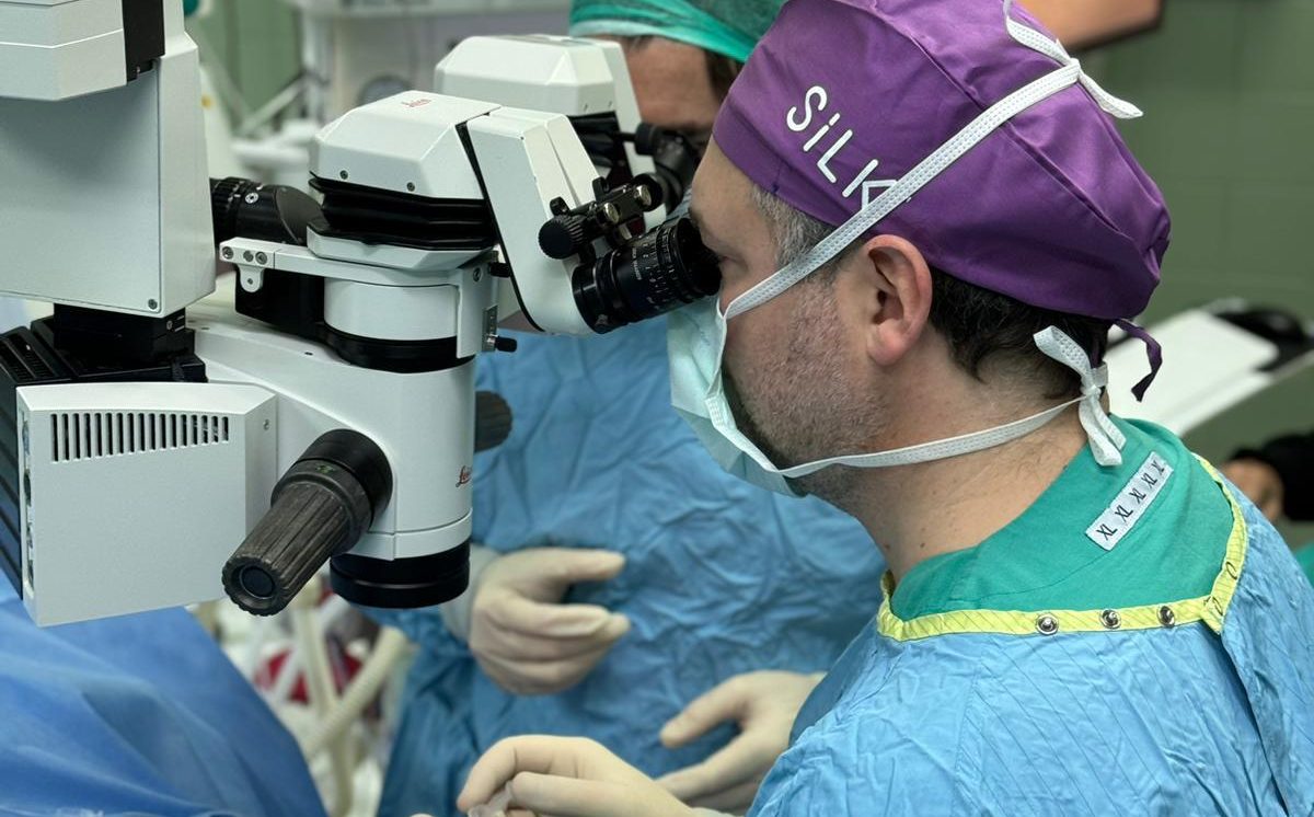 ד”ר רוטנברג במהלך הניתוח | צילום: באדיבות המרכז הרפואי שיבא