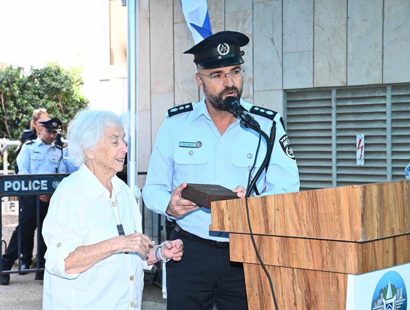 מפקד המרחב, נצ”מ דניאל חדד, מעניק למריאנה ספר תהילים | צילום: באדיבות משטרת ישראל