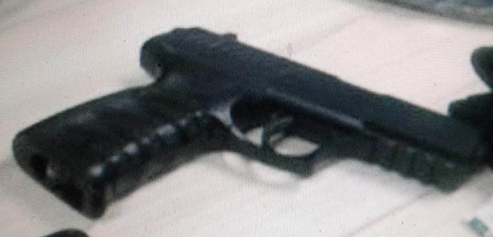 אקדח האירוסופט שנתפס במקום שבו הושלך המטען ברמת גן | צילום: משטרת ישראל