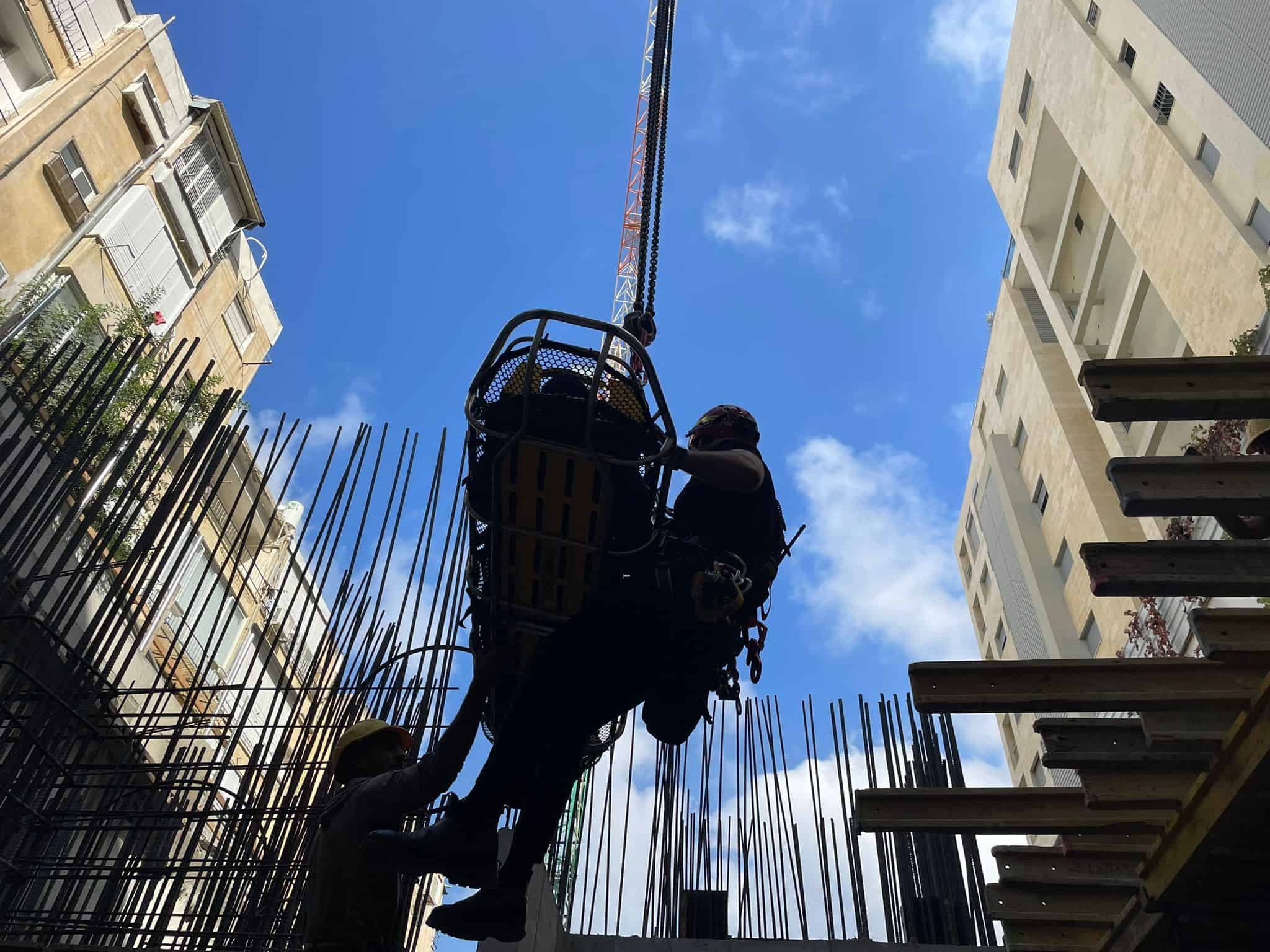 רגע החילוץ בשינקין | צילום: כבאות והצלה לישראל| מחוז דן