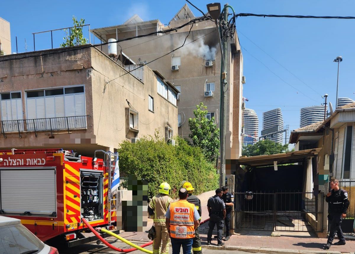 השריפה ברחוב התפוצות | צילום: איחוד הצלה סניף רמת גן