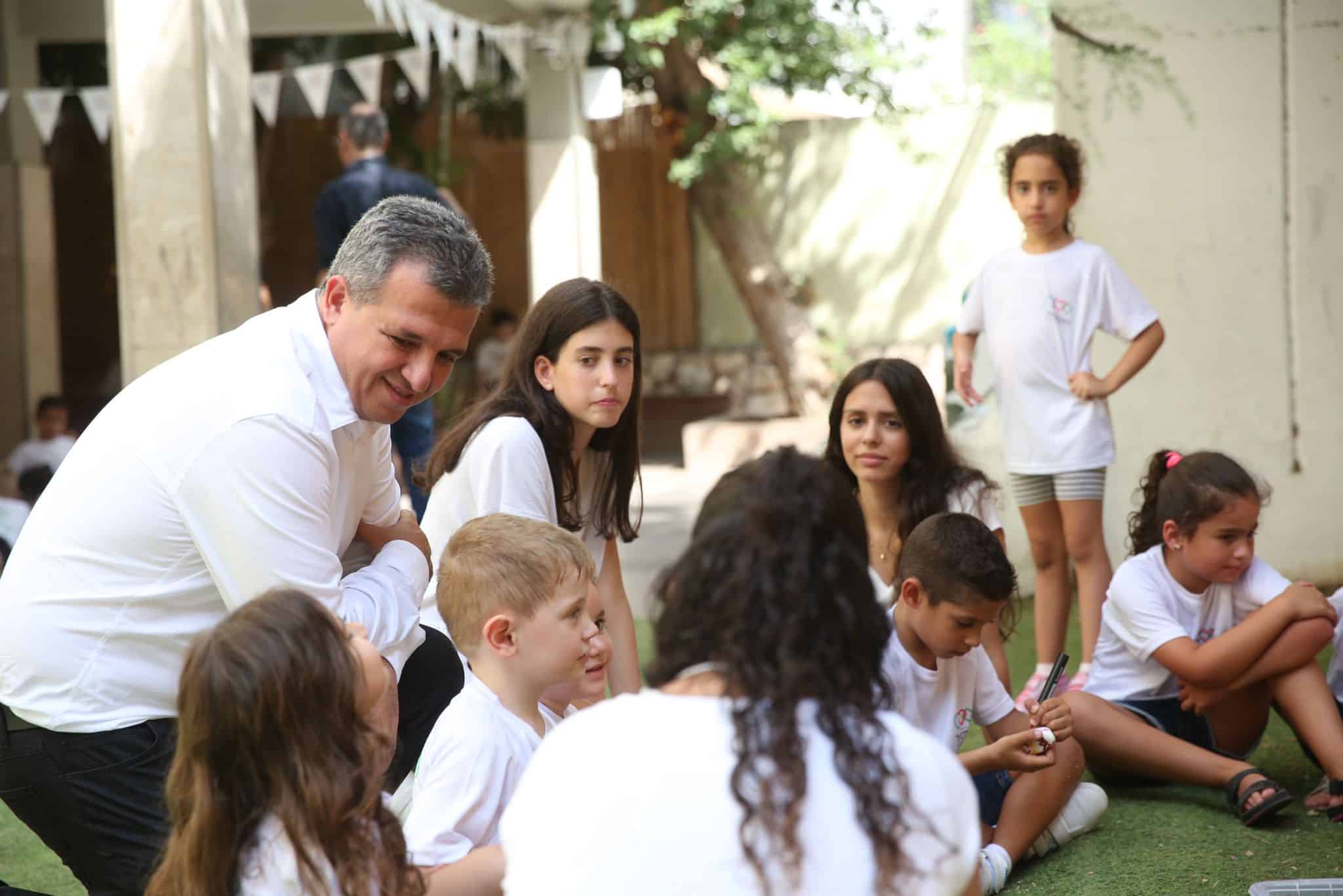 ראש העירייה שאמה עם תלמידים בשנה שעברה | צילום: אורי חבושי