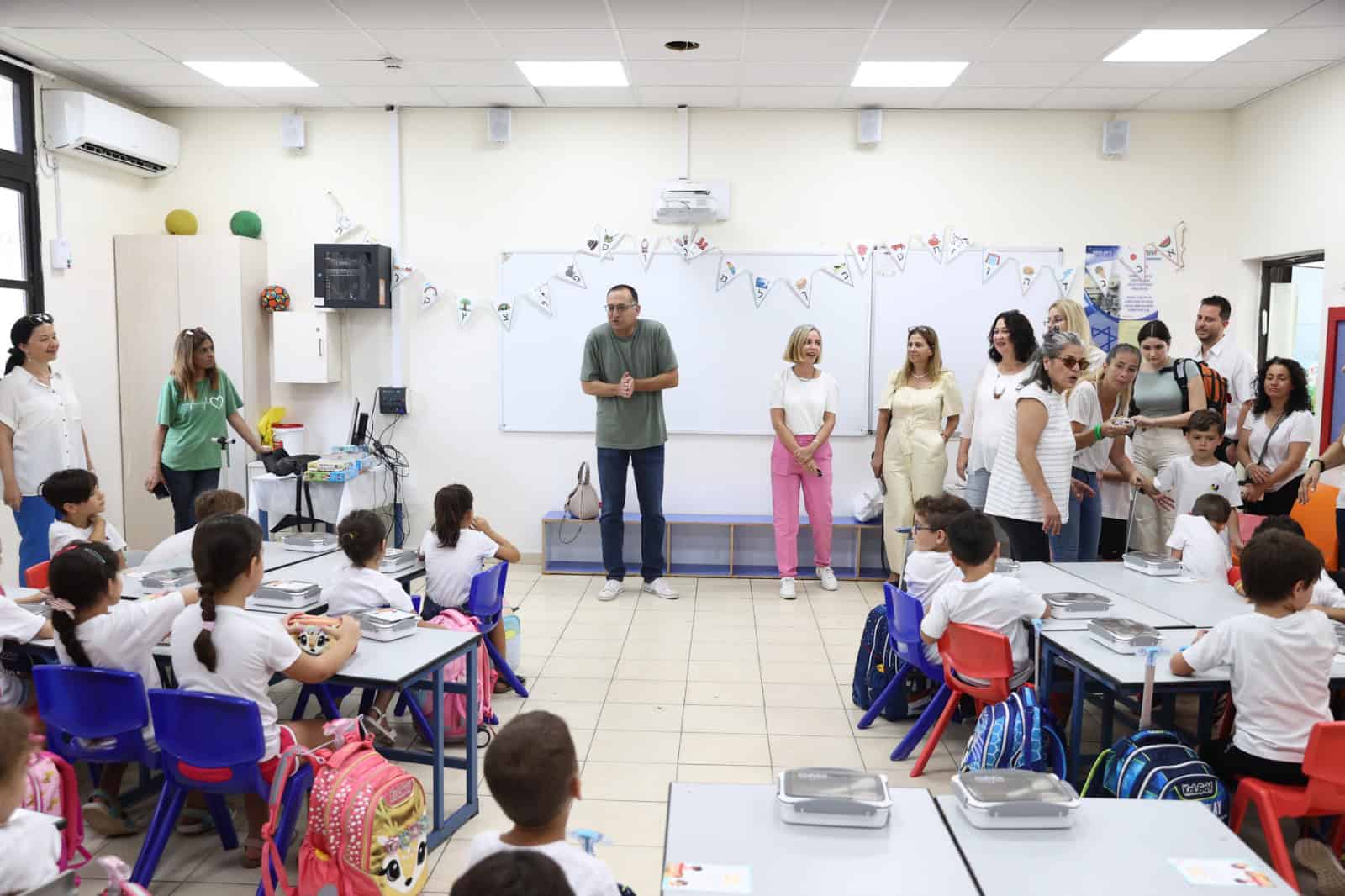 ראש עיריית גבעתיים, רן קוניק, והתלמידים | צילום: עיריית גבעתיים