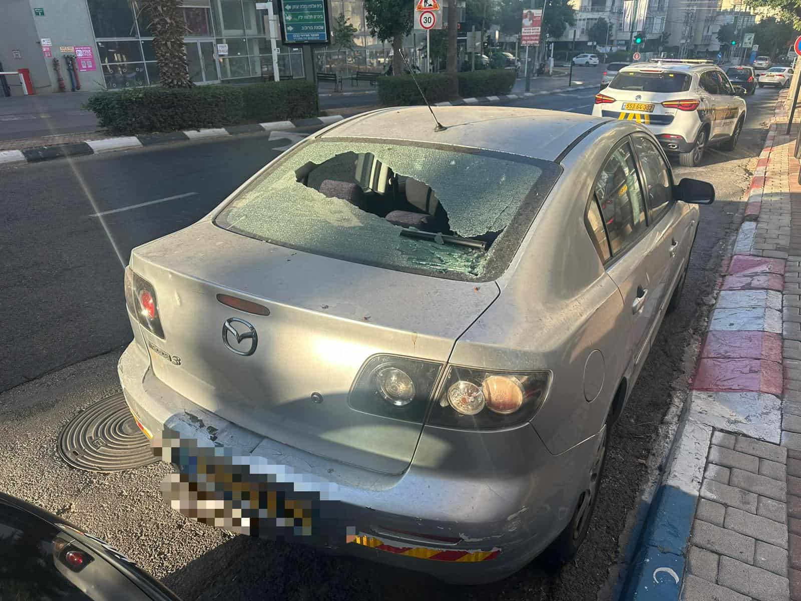 המכונית שנפגעה במרכז גבעתיים | צילום: פרטי