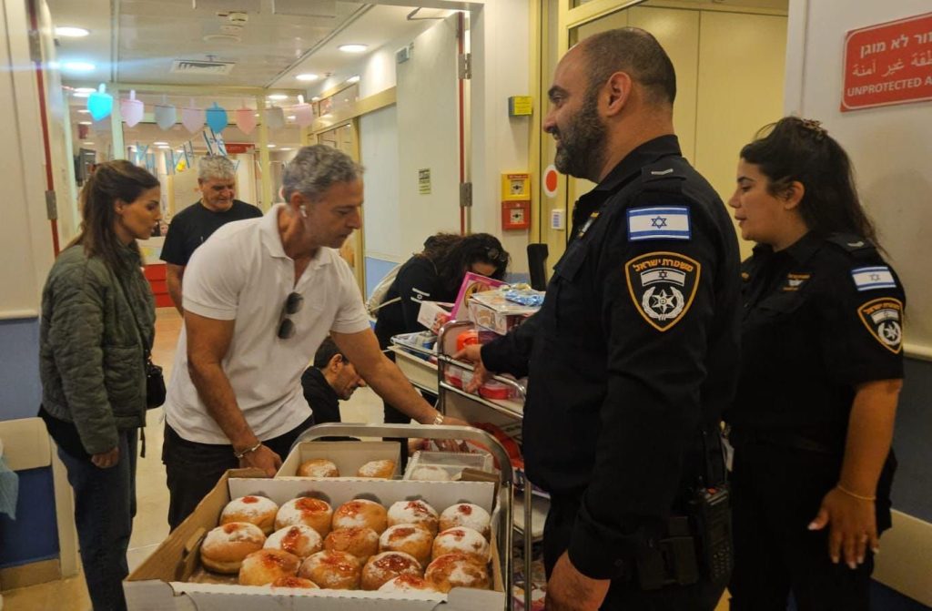 שוטרי ומתנדבי שיטור קהילתי ר”ג הגיעו לשמח בבי”ח ספרא. צילום: דוברות המשטרה