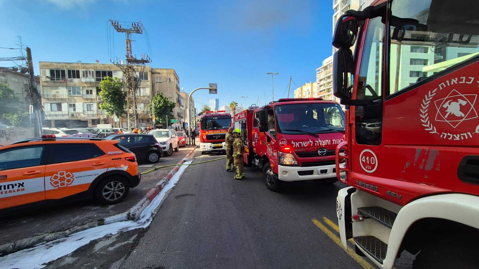 שריפת מחסן בבנין ברחוב ז׳בוטינסקי ברמת גן. צילום: כיבוי אש והצלה