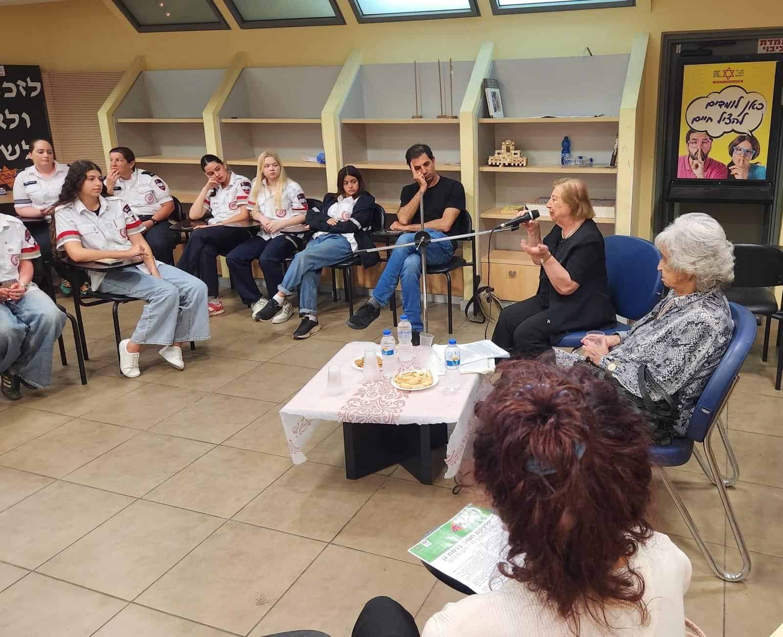 מתנדבי מד”א ברמת עם שורדת השואה מרים מאשה ורטהיים. צילום: דוברות מד”א
