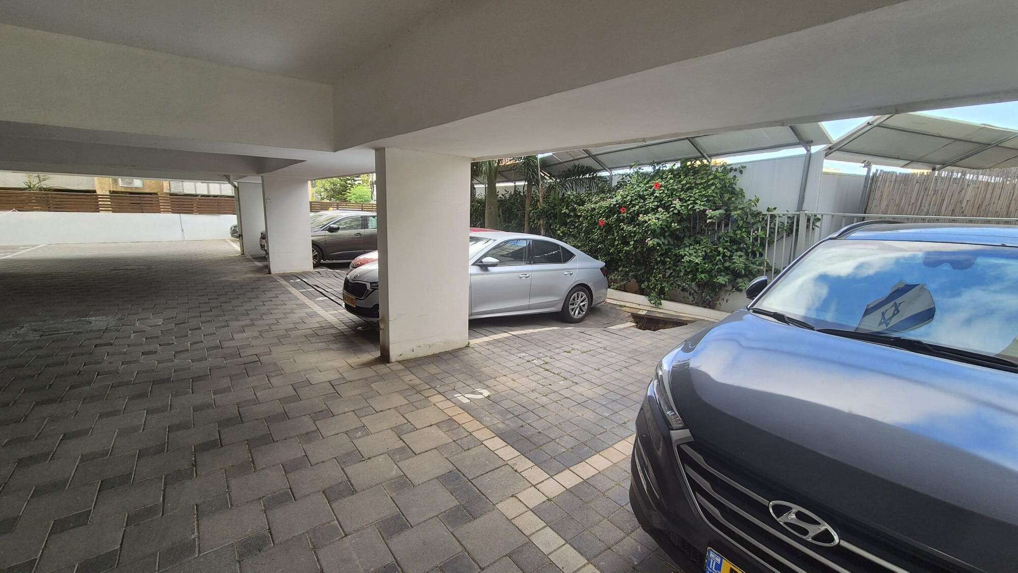 הבולען שנפער בחנית בניין ברמת גן. צילום: דוברות כיבוי והצלה