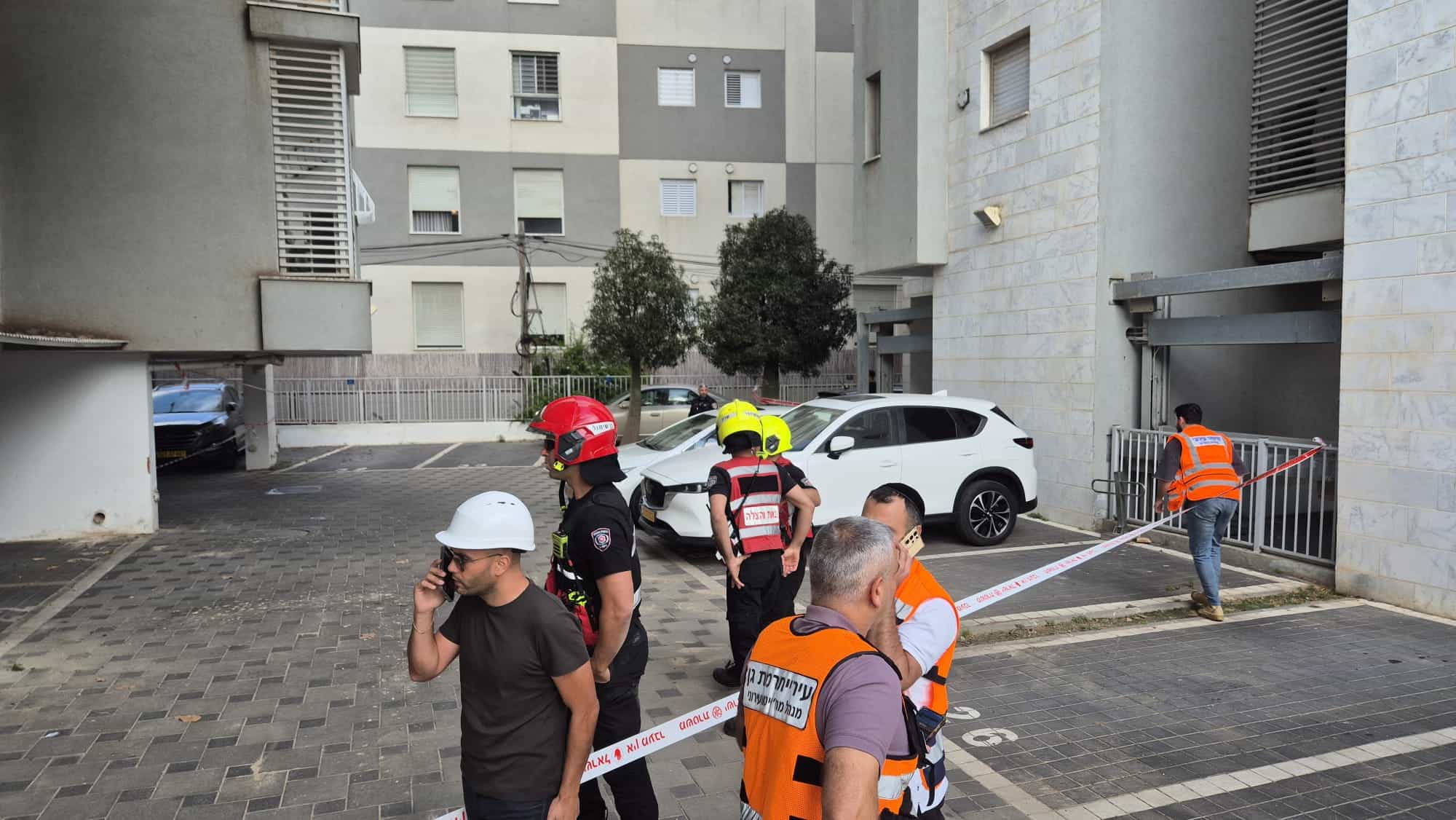 הבולען שנפער בחנית בניין ברמת גן. צילום: דוברות כיבוי והצלה