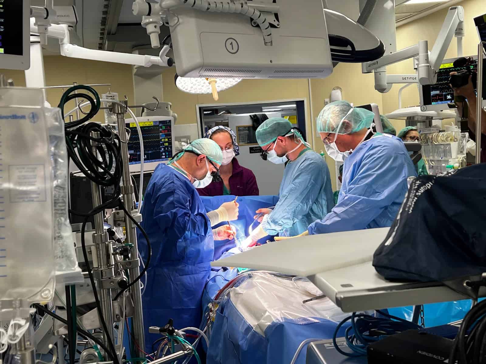 צוות מנתחים בשיבא השתיל לב מלאכותי מתקדם. צילום: יחידת הצילום שיבא