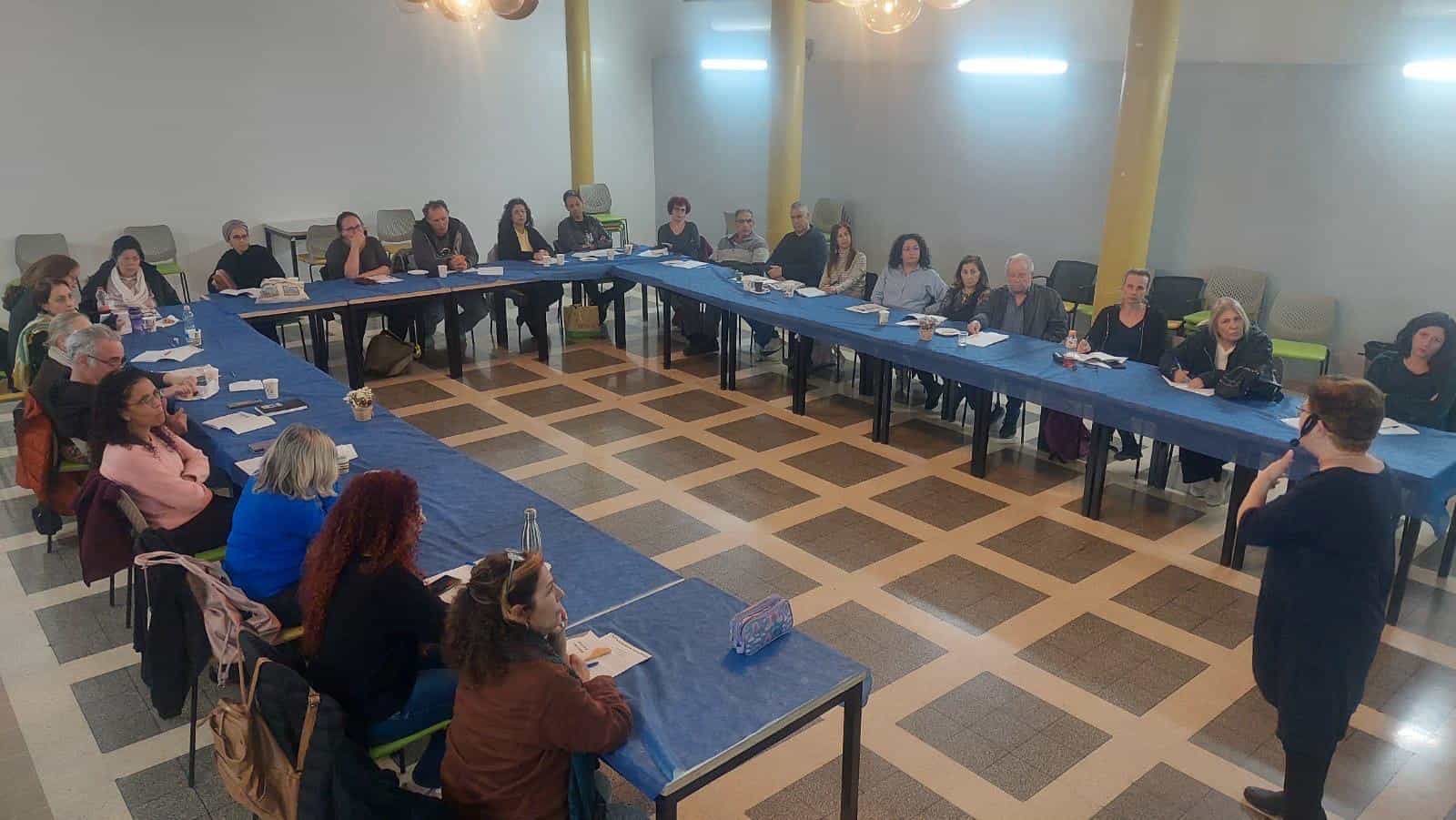 פתיחת הסדנה הראשונה, פורשים בשיא. צילום: דוברות עיריית גבעתיים