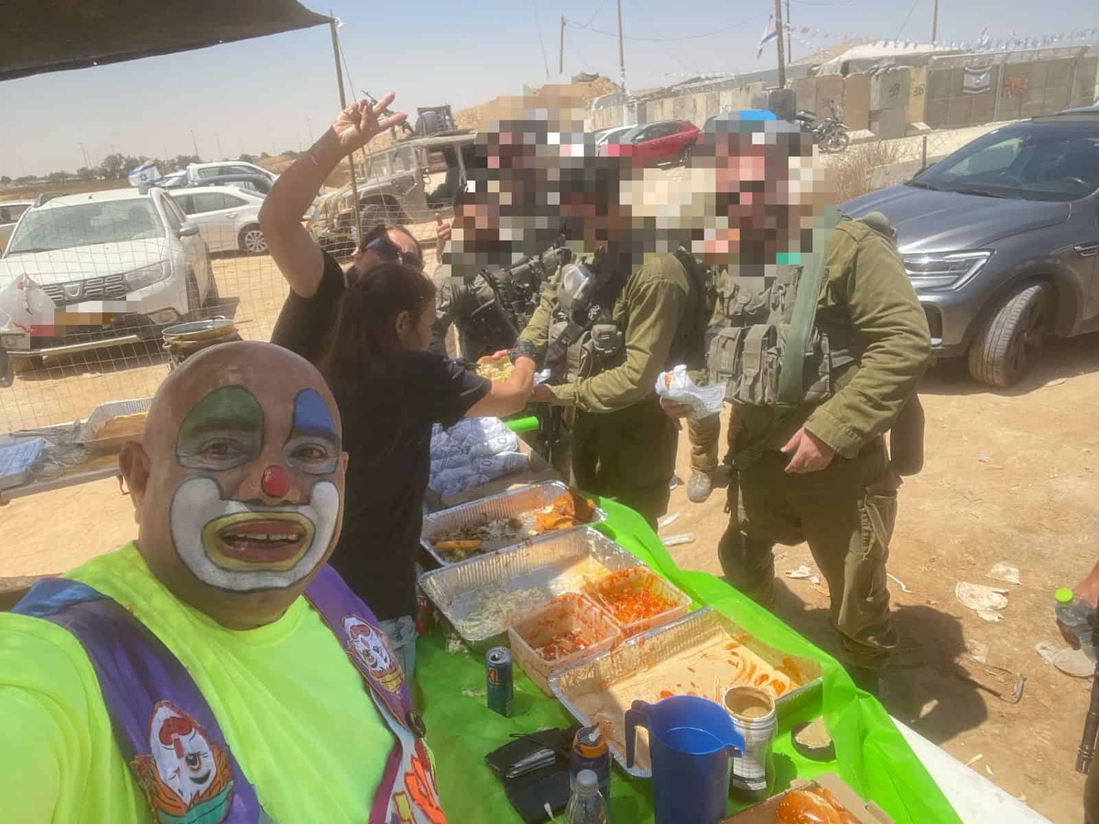 איציק הליצן משמח חיילים בעזה. צילום באדיבות איציק הליצן