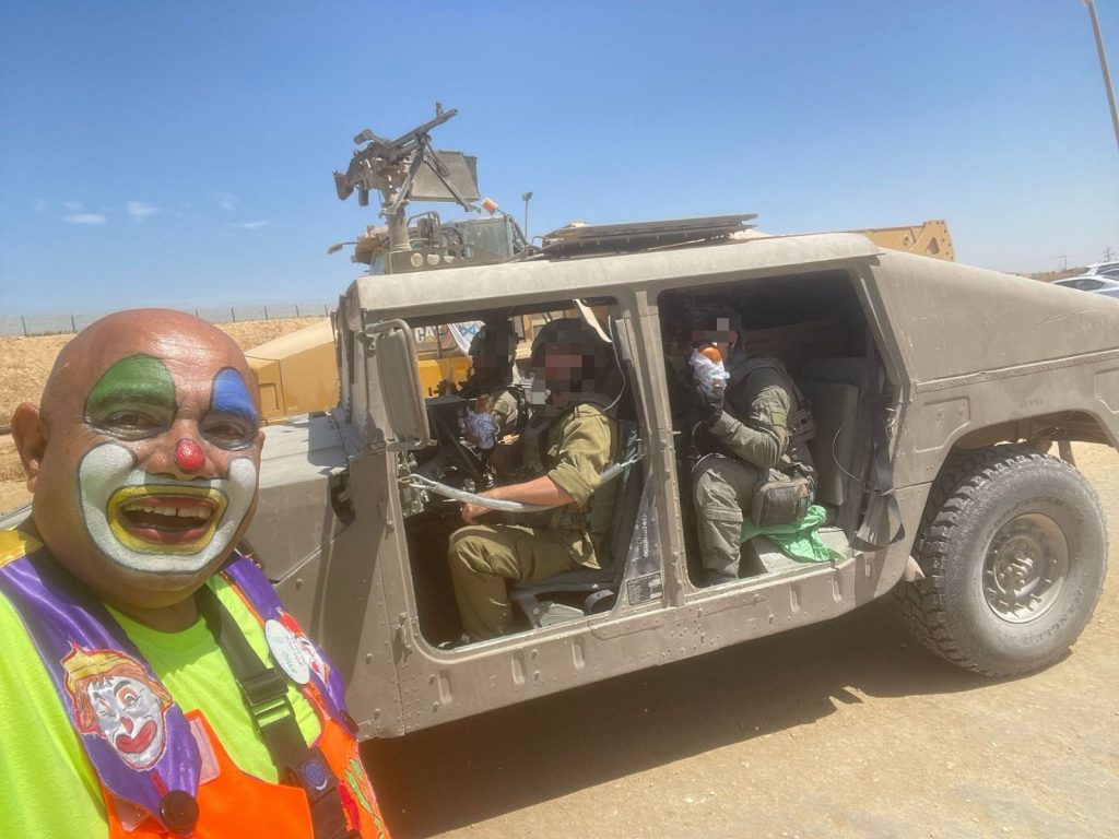 איציק הליצן משמח חיילים בעזה. צילום באדיבות איציק הליצן