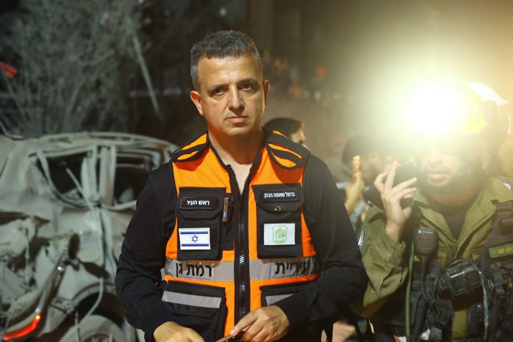 כרמל שאמה הכהן בזירת הנפילה ברמת גן. צילום: דוברות עיריית רמת גן
