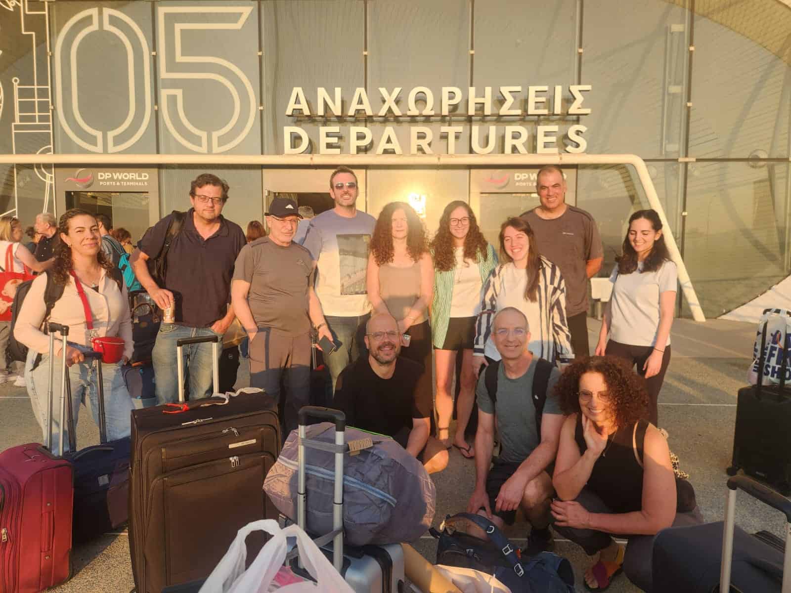 צוות רפואי אשר שהו בחו"ל ערב התקיפה באיראן שבו הערב על סיפון אוניית מכולות של צים. צילום: דוברות שיבא