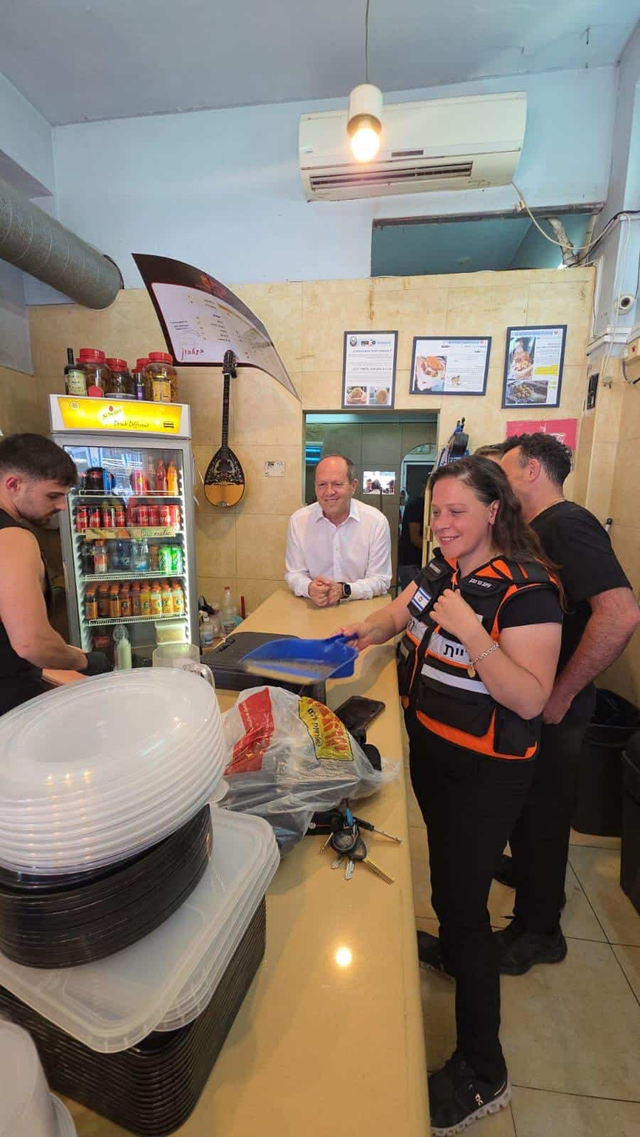 שר הכלכלה ניר ברקת ומ”מ ראש העיר עינב בר כהן מבקרים עסקים ברמת גן. צילום: דוברות עיריית רמת גן