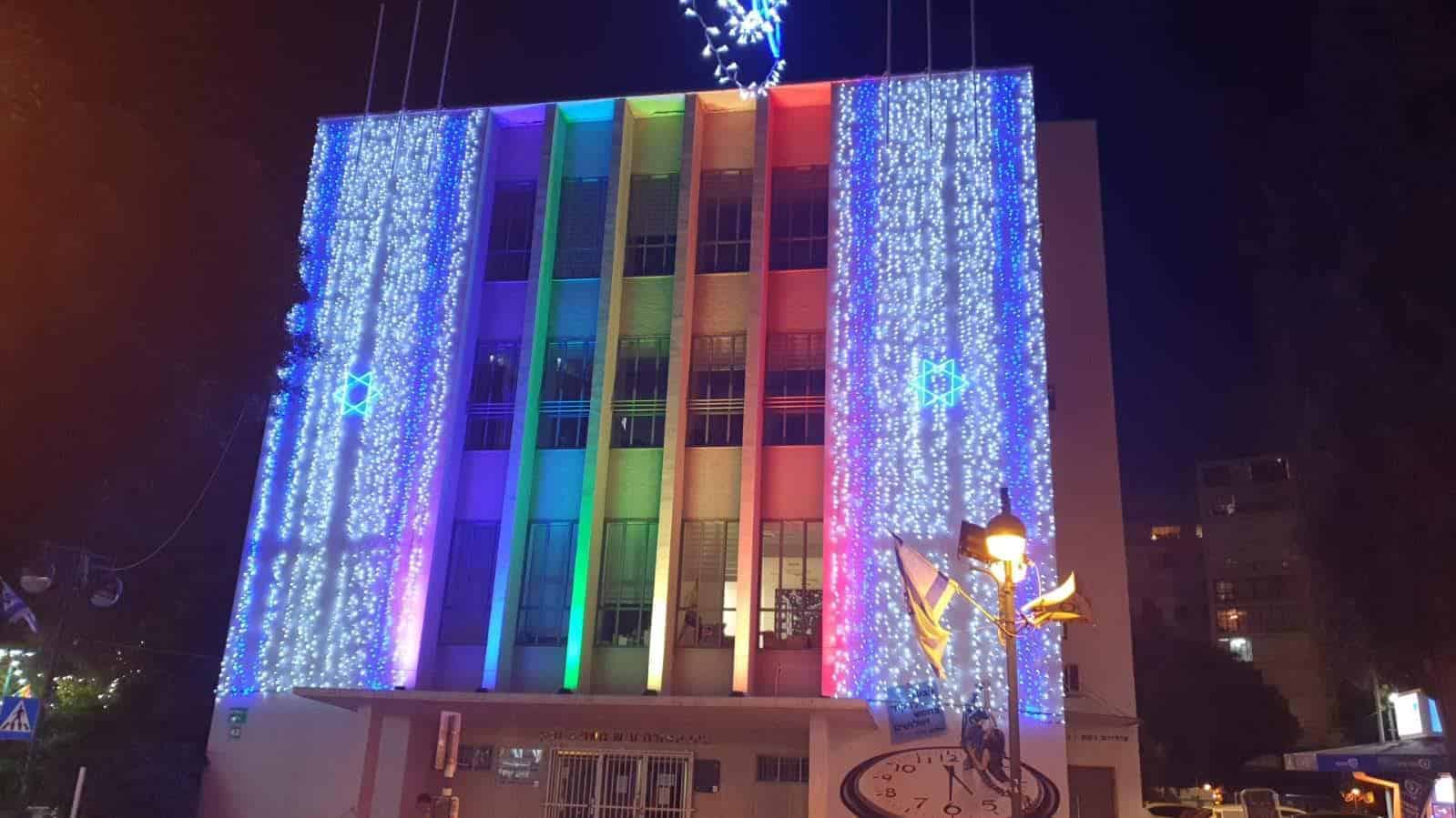 המרכז הגאה בבית האזרח מואר בדגלי ישראל והגאווה. צילום ארכיון: דוברות עיריית רמת גן