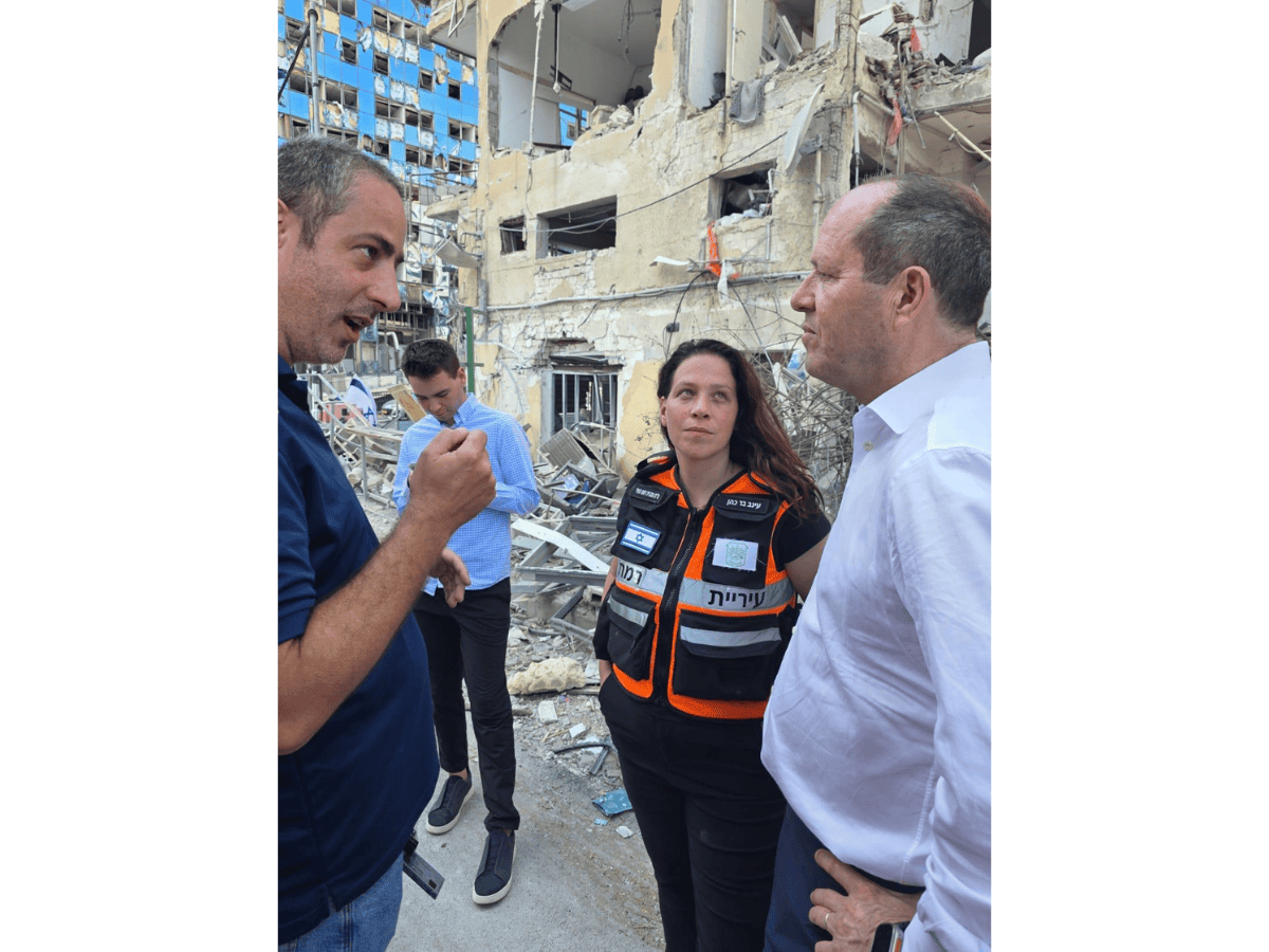שר הכלכלה ניר ברקת ומ”מ ראש העיר עינב בר כהן בזירת נפילת הטיל. צילום: דוברות עיריית רמת גן