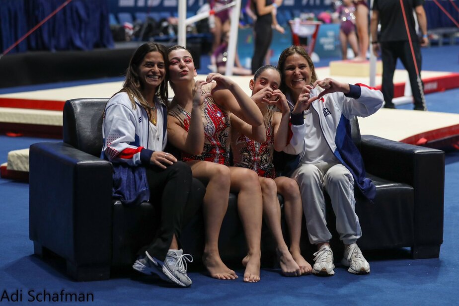 נבחרת האקרובטיקה הפועל רמת גן. צילום: Adi Schafman