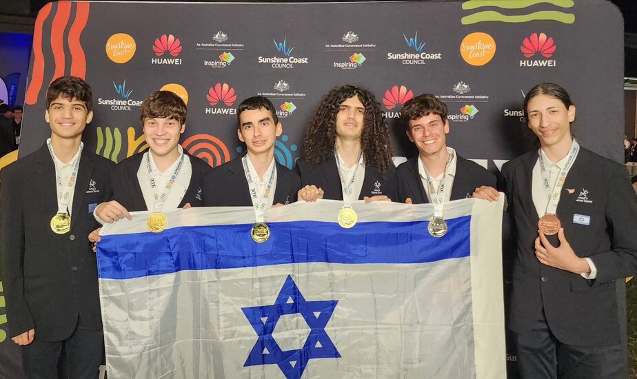 נבחרת ישראל במתמטיקה שייצגה את ישראל בכבוד. מימין לשמאל: אריאל דורון, נדב דן תמרי, רז דבורה, שחר בלומנצויג, איתן גרנזייד, יותם בודניק. קרדיט: משרד החינוך ומרכז מדעני העתיד.